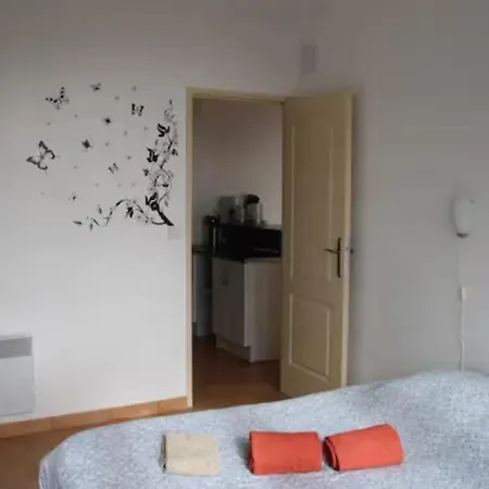 Location 2 Pieces Sur A 3km De Monaco Эз